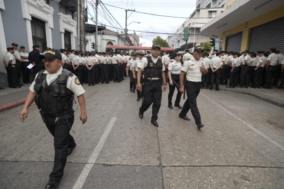 Los agentes de la PNC mantienen cerradas varias calles del Centro Histórico. (Foto: Wilder López/Soy502)