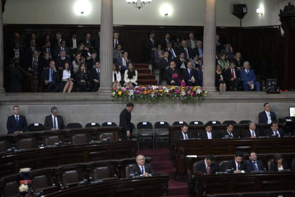 Varias sillas vacías se observan en el hemiciclo del Congreso, no sólo de diputados, sino que también varios invitados. (Foto: Wilder López/Soy502)