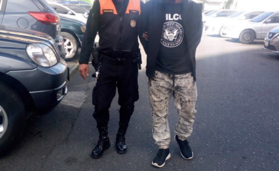 El hombre fue detenido por policías de mercados en la zona 9. (Foto: PNC)&nbsp;