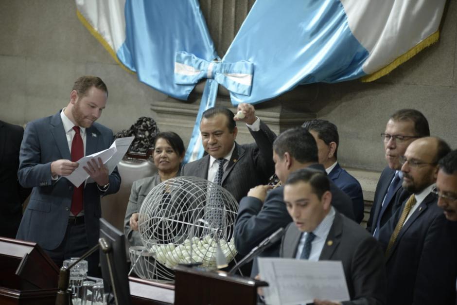 Cinco diputados fueron electos por la tómbola para integrar la comisión pesquisidora. (Foto: Wilder López/Soy502)