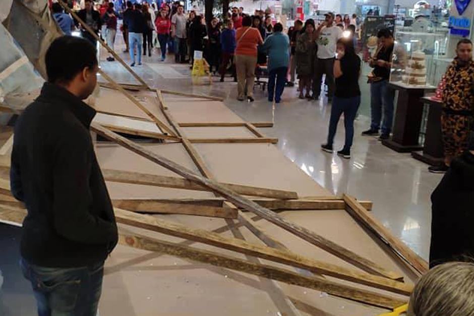 Una construcción improvisada cayó sobre un cliente del centro comercial. (Foto: captura pantalla)&nbsp;