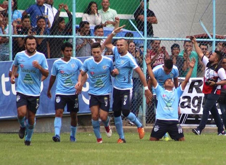 Así fue el festejo de Pedro Altán después de marcarle al bicampeón Guastatoya. (Foto: Freddy Cifuentes)