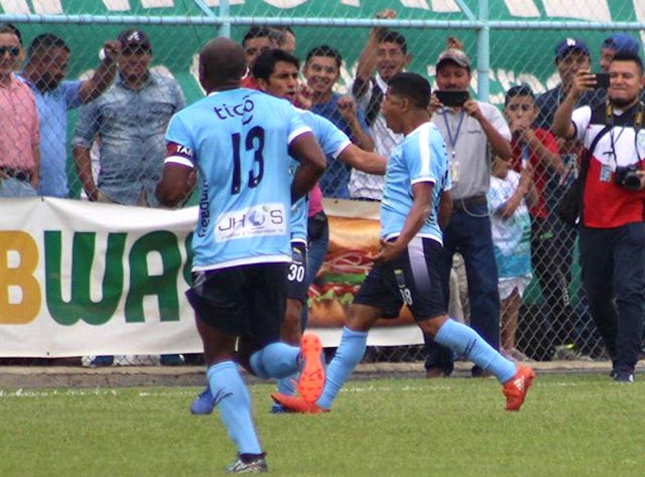 El festejo de los celestes en el triunfo ante Guastatoya. (Foto: Freddy Cifuentes)