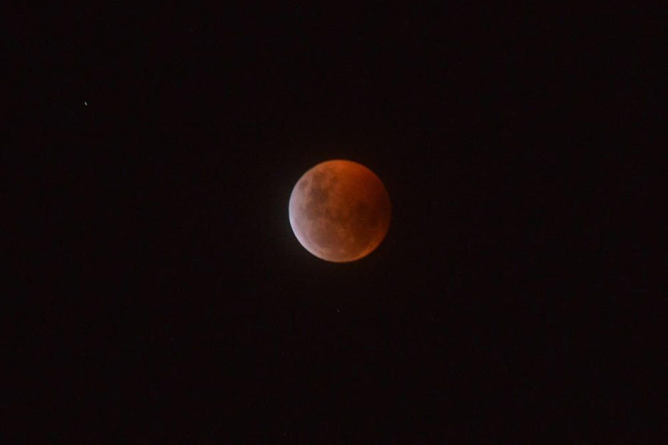 El eclipse ocurrió y la Luna se puso de un tono rojizo. (Foto: Rudy Martínez/Soy502)
