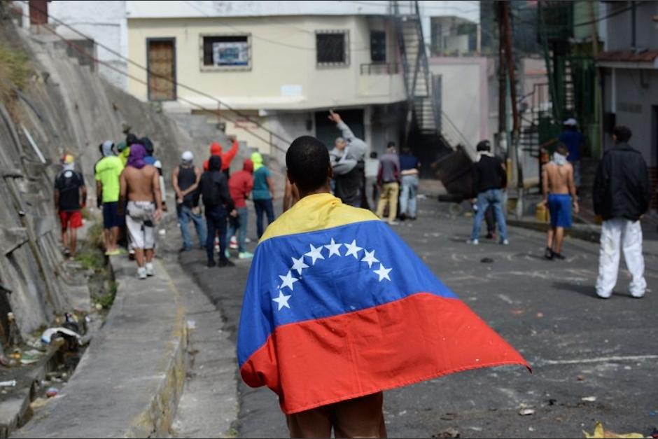Grupo de militares venezolanos se subleva contra Nicolás Maduro lo que provocó tensión y protestas. (Foto: AFP)