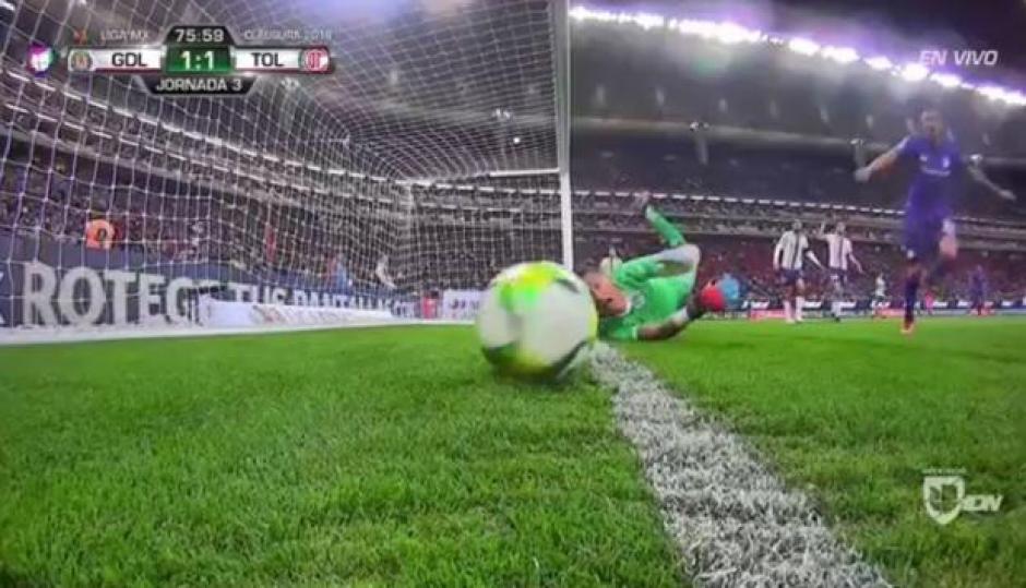 Esta jugada no fue marcada como gol para Toluca, ya que a criterio del árbitro y del VAR el balón no traspasó el 100 por ciento de su circunferencia la línea de anotación. (Foto: Captura de video)