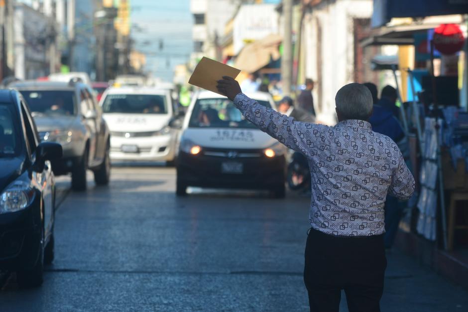 En la 8a. avenida, entre 20 y 21 calle, de la zona 1, se ofrecen los servicios de trámites, pero también de falsificación de documentos. (Foto: Jesús Alfonso/Soy502)