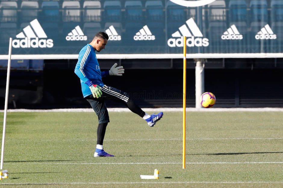 Keylor Navas ya hace trabajo con el balón y prepara su regreso. (Foto: Real Madrid)