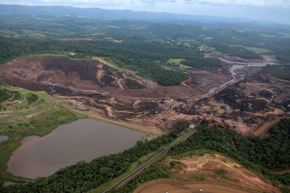 Este viernes una represa de la compañía minera Vale colapsó ocasionando una enorme avalancha (Foto: Reuters)