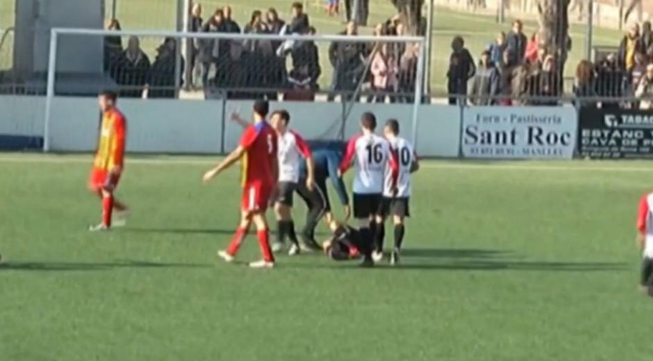 Salvaje agresión del portero al árbitro por anularle un gol. (Foto: Captura de video)