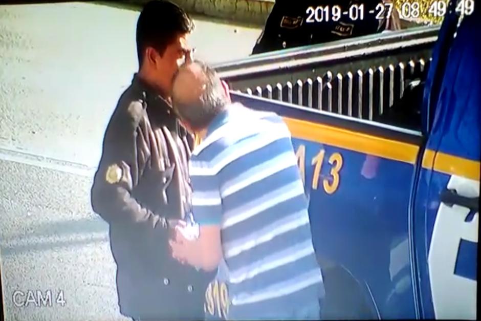 En un video de seguridad quedó grabado el momento en que un ciudadano soborna a dos agentes de la PNC de la Comisaría 13. (Foto: captura de pantalla)