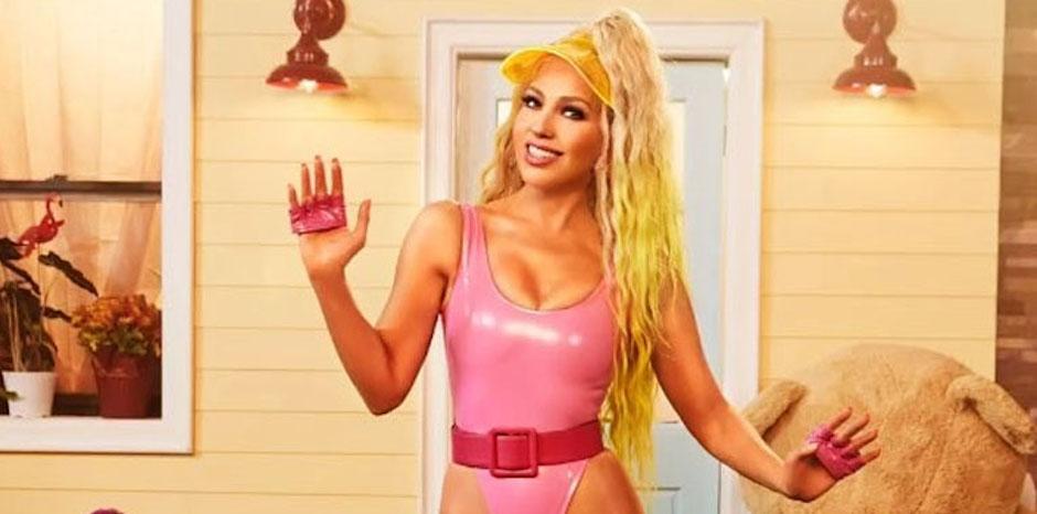 Muy al estilo barbie, así apareció Thalía en su nuevo videoclip. (Foto: Instagram)