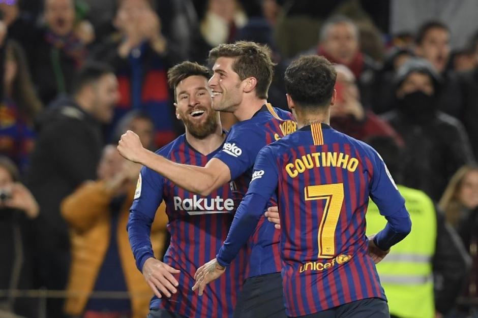 Messi, Sergi Roberto y Coutinho festejan la clasificación. (Foto: AFP)