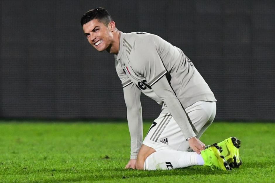Cristiano Ronaldo se lamenta en el césped del Atleti Azurri. (Foto: AFP)
