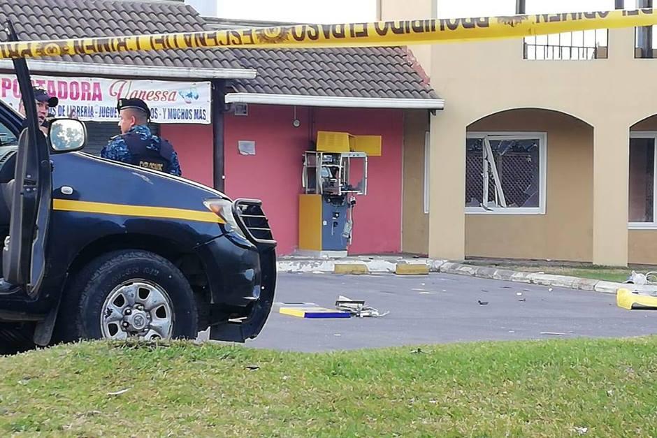 Los delincuentes detonaron una batería para poder robar el cajero. (Foto: captura pantalla)&nbsp;