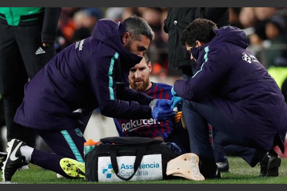 Messi es atendido por el cuerpo médico del Barcelona durante el partido ante el Valencia. (Foto: Twitter)