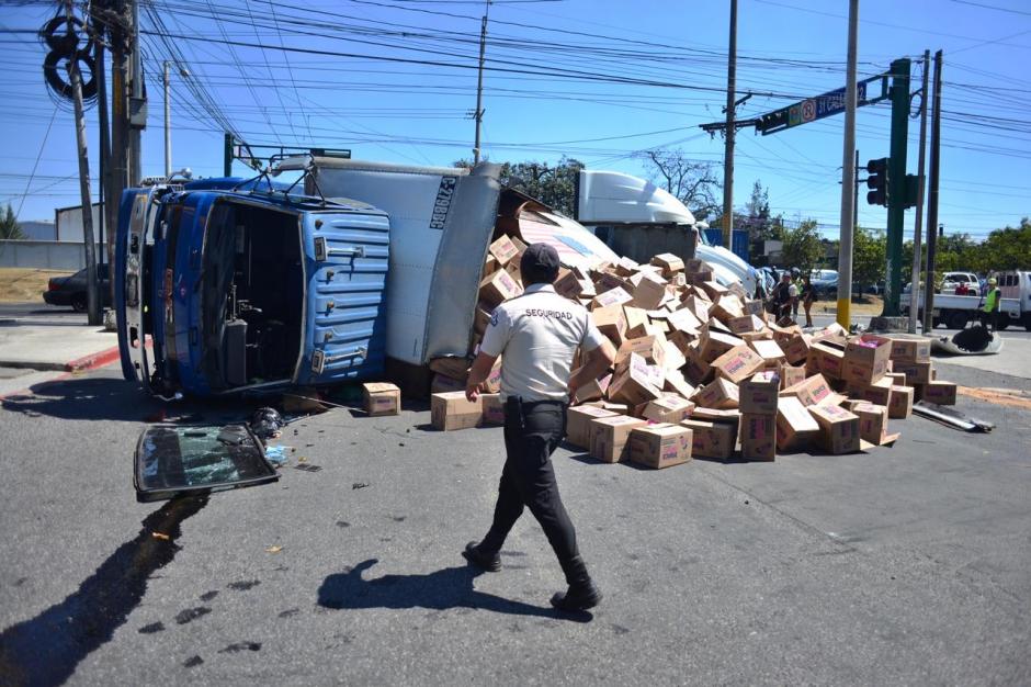 El material que transportaba el camión quedó regado en la ruta. (Foto: Jesús Alfonso/Soy502) 