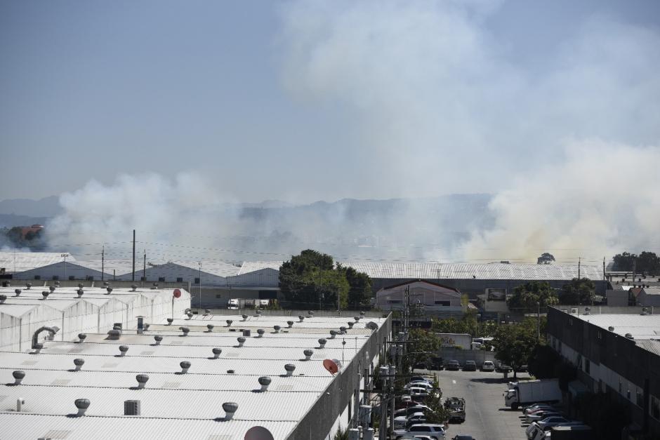 El incendio alerta a conductores y vecinos cercanos al área. (Foto: Wilder López/Soy502)&nbsp;