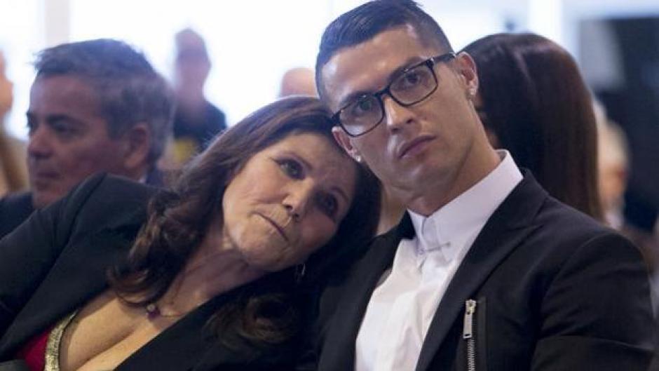 Cristiano Ronaldo mantiene una estrecha relación con su mamá. (Foto: Instagram)