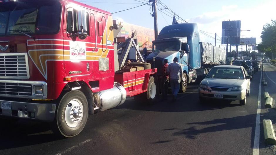 Tráiler descompuesto en la 35 calle de la Calzada Raúl Aguilar Batres de la zona 12 provoca tráfico en el sector. (Foto: PMT de Villa Nueva)