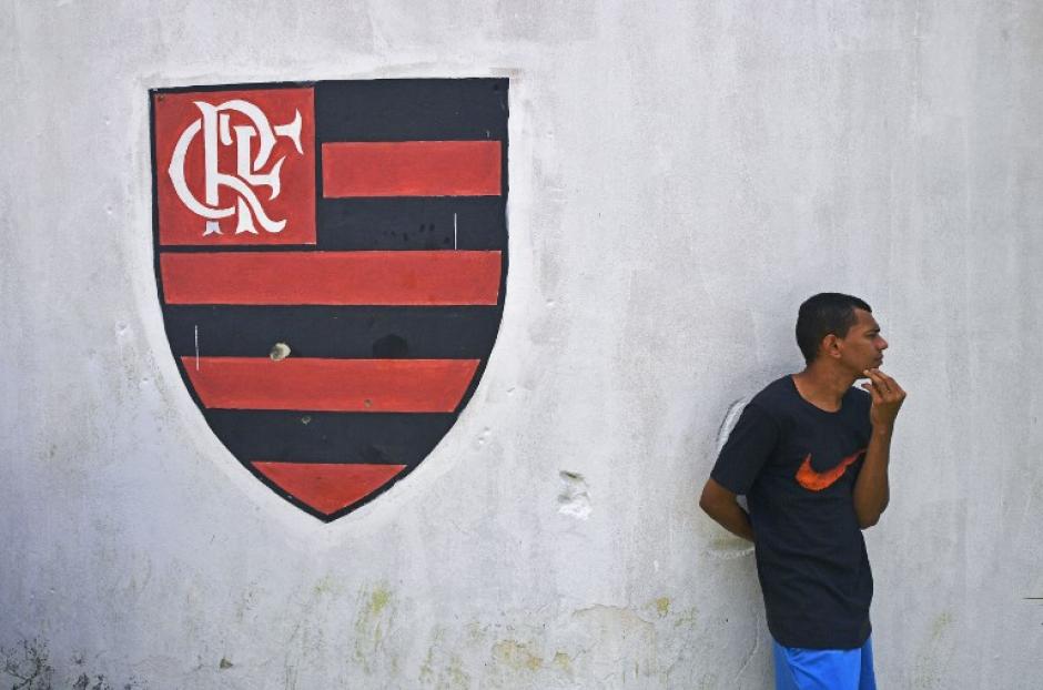 Lamentan la muerte de diez personas en un incendio en la sede del club de fútbol Flamengo de Brasil. (Foto: AFP)