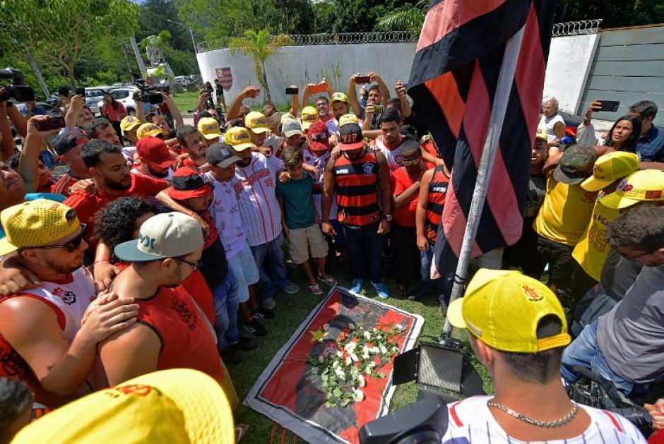 Aficionados del equipo se acercaron a la sede de Flamengo para honrar a las víctimas del siniestro. (Foto: AFP)