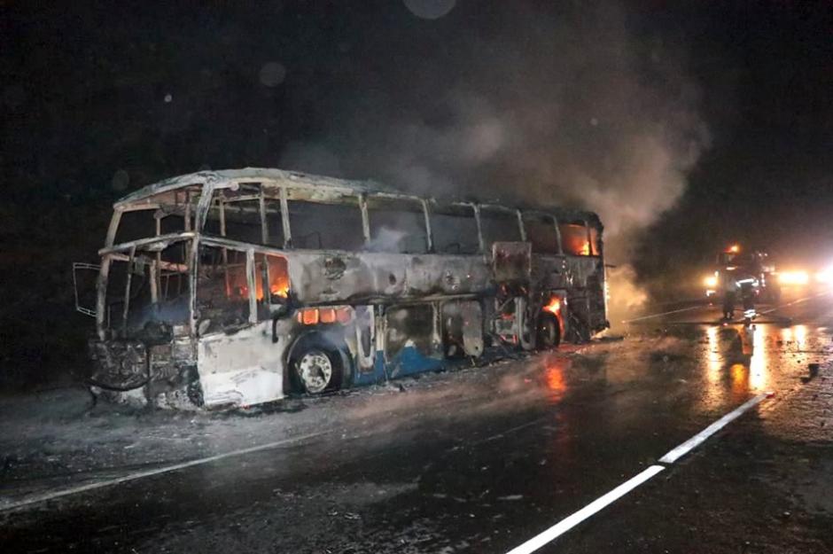 El bus se dirigía hacia Tecún Umán, San Marcos, pero no logró llegar a su destino. (Foto: Canal 15 Regional)