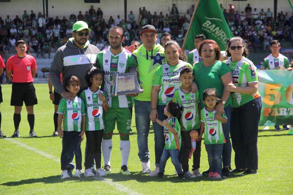 La Junta Directiva de Antigua GFC le entregó una plaqueta a José Manuel Contreras, quien estuvo acompañado de su familia. (Foto: Javier del Cid)