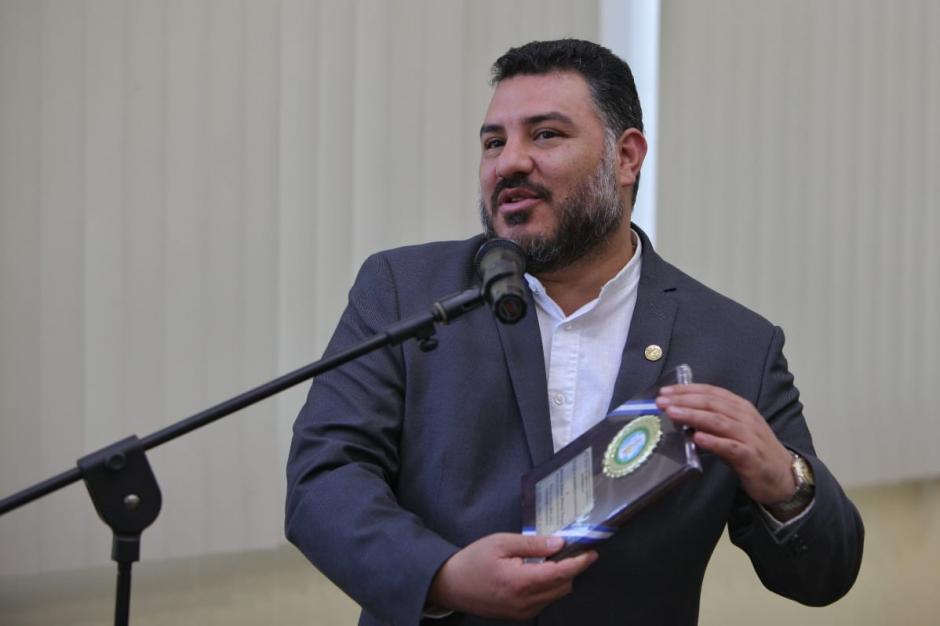 El jueves el Colegio de Agrónomos entregó un reconocimiento al ministro de Ambiente, Alfonso Alonzo, que se convirtió en la manzana de la discordia. (Foto: MARN)