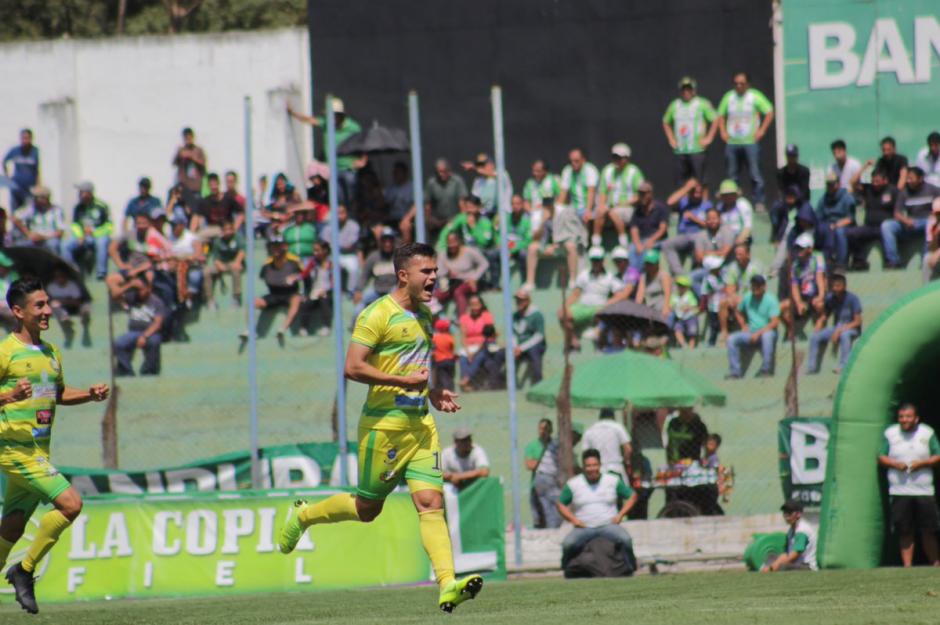 Daniel Guzmán festeja el tanto que sirvió para que Chiantla se llevara un punto del Pensativo. (Foto: Javier del Cid)