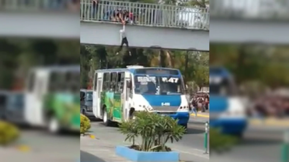 El hecho ocurrió en Guadalajara, México, la mujer pretendía lanzarse de un puente. (Foto: Captura de pantalla)