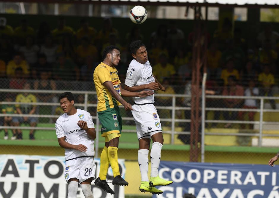 Jorge Ortiz y José Márquez disputan el balón por los aires. (Foto: NuestroDiario)