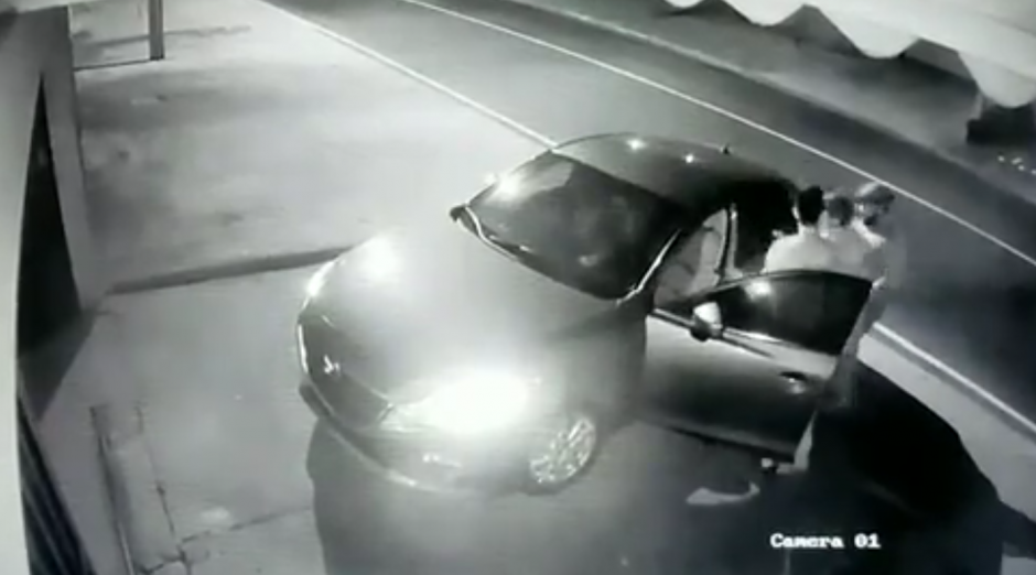 El video muestra cómo los sujetos le roban el auto a un hombre en la zona 11. (Foto: captura pantalla)&nbsp;