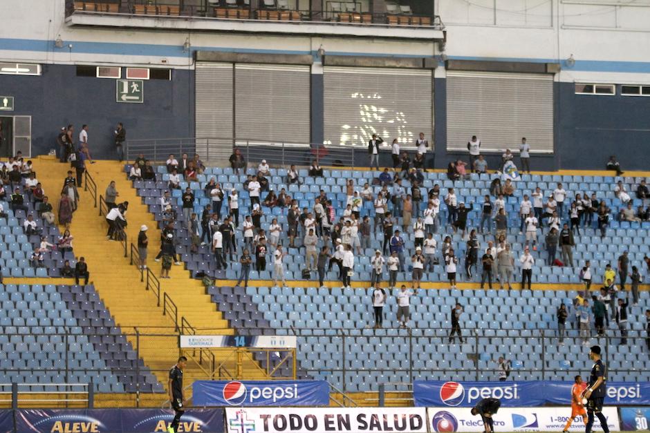 Con pocos aficionados luce la preferencia del estadio durante el partido de Comunicaciones y Siquinalá. (Foto: Luis Barrios)