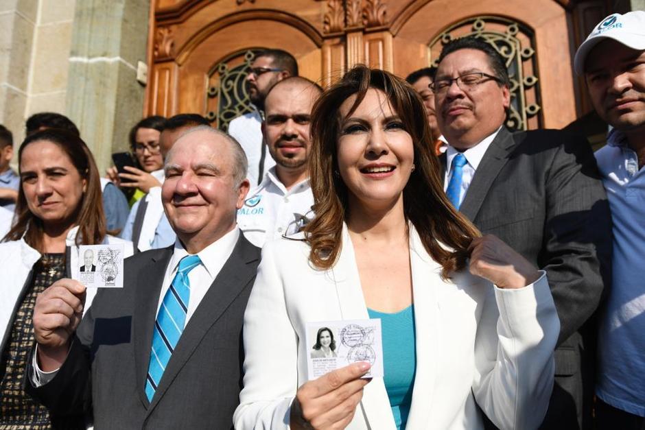 Zury Ríos y Roberto Molina Barreto recibieron las credenciales que les permitirán postularse para la presidencia. (Foto: José Antonio Castro)