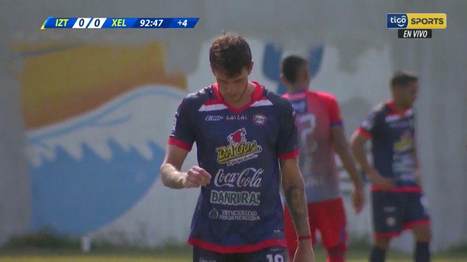 Ferreira sale molesto del campo de juego tras la expulsión a pocos segundos del final del partido. (Captura Video)