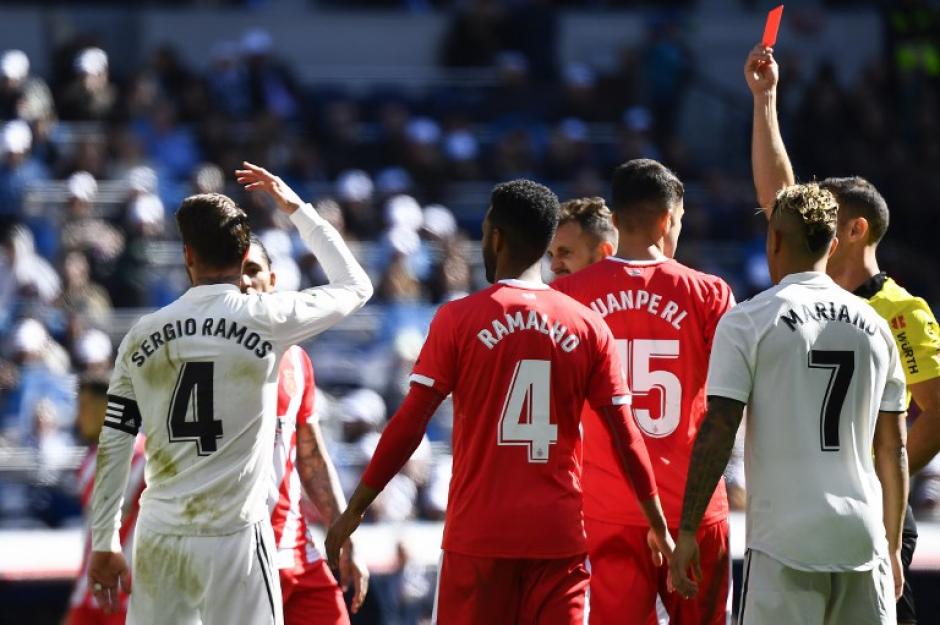 Sergio Ramos ve la tarjeta roja en la parte final del partido. (Foto: AFP)