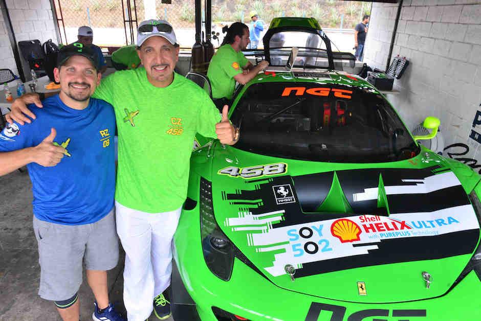 Raymond y Carlos Zaid antes de la primera carrera en el Autódromo Internacional El Jabalí. (Foto: Jesús Alfonso/Soy502)