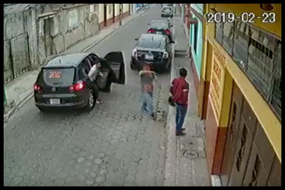 La PNC capturó a cuatro jóvenes que fueron captados en video robando. (Foto: captura de pantalla)&nbsp;