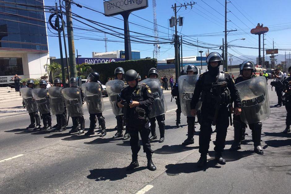 Los agentes de la PNC lograron liberar el paso.&nbsp;(Foto: Twitter/RBCNoticiasGT)