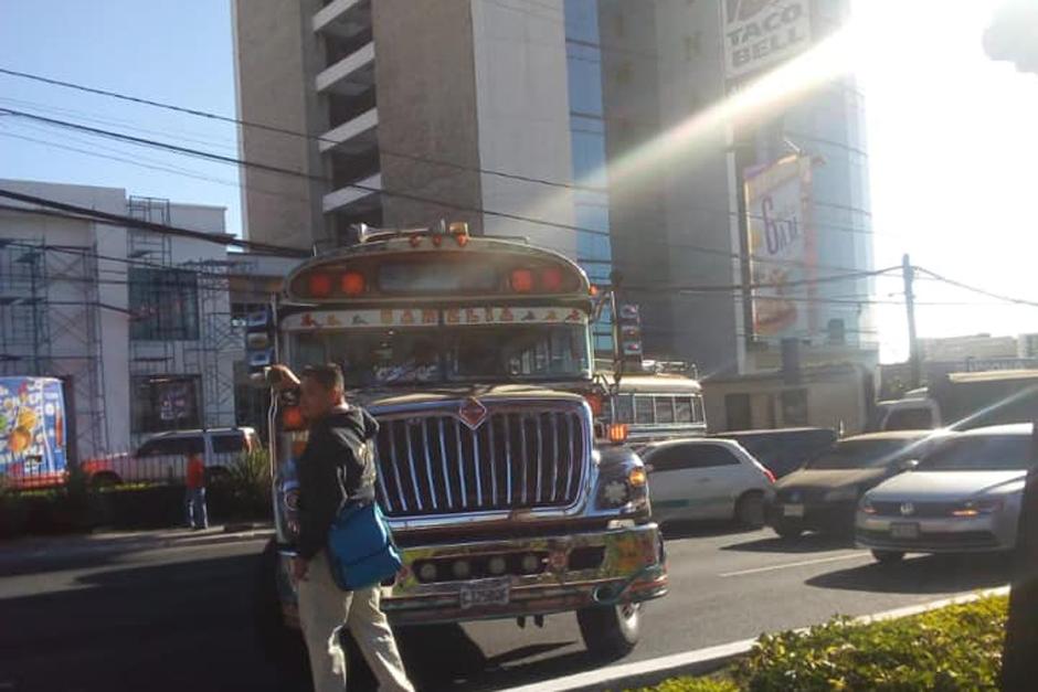 El tráfico es complicado en el lugar y se encuentra bloqueado en ambas vías. (Foto: captura pantalla)&nbsp;