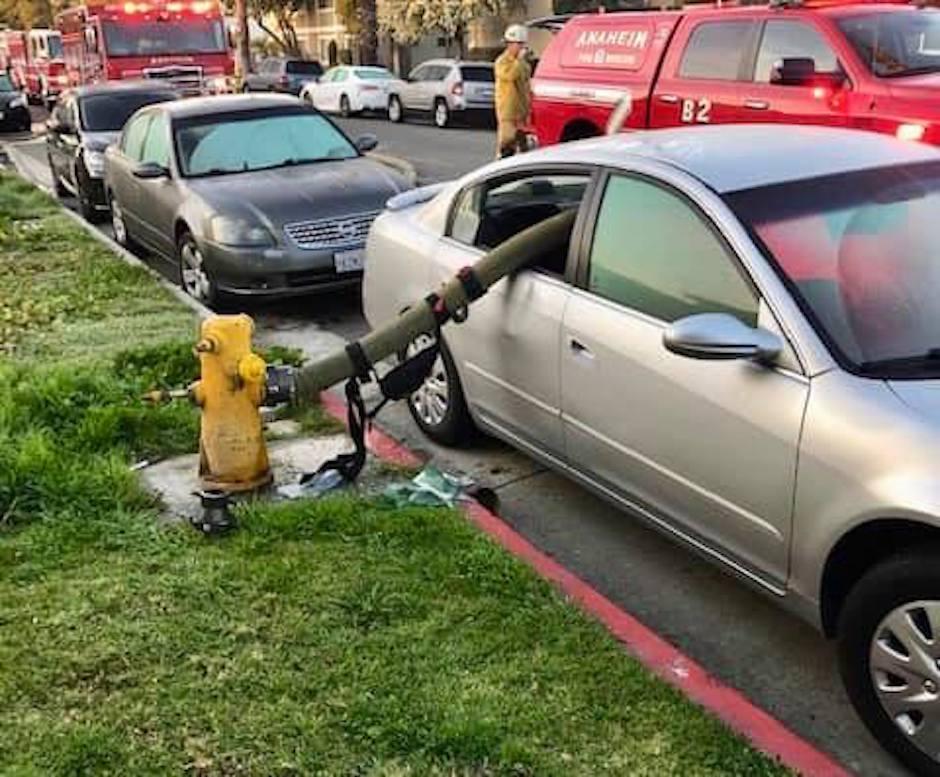 Esta es la razón por la que los hidrantes deben quedar libres. Foto: Anaheim Fire and Rescue Facebook