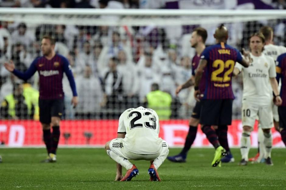 Vinicius luce desconsolado durante el partido del Madrid ante el Barcelona. (Foto: AFP)