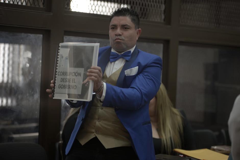 "El Taquero" llegó con un llamativo traje a la audiencia donde se conocerá si irá a juicio por el asesinato de Byron Lima Oliva. (Foto: Wilder López/Soy502)