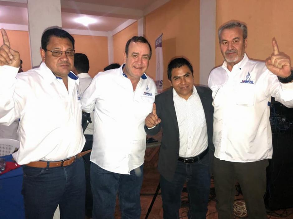 Azurdia (primero de izquierda a derecha) encabezará el listado de candidatos a diputados por el partido Vamos en Sacatepéquez. (Foto: Vamos Sacatepéquez/Facebook)