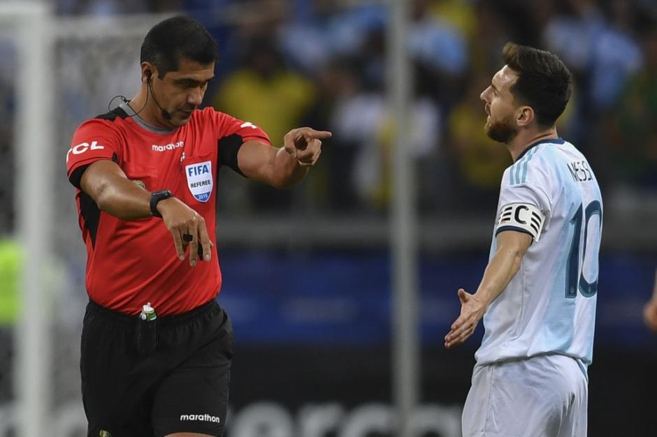 Lionel Messi y los argentinos reclamaron dos penaltis no marcados. (Foto: AFP)