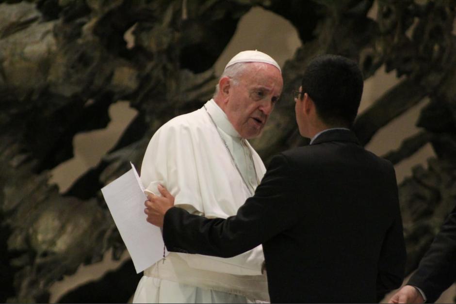 El papa se acercó al joven guatemalteco y platicaron por unos segundos antes de fundirse en un abrazo. (Foto:&nbsp;Ángel Martínez)