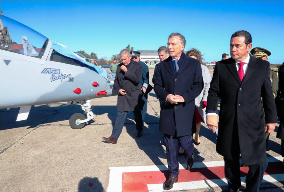 Los presidente Mauricio Macri, de Argentina, y Jimmy Morales, de Guatemala en el aeropuerto de El Palomar para acudir al acto formal de venta de los dos aviones Pampa III. (Foto: Misiones Online)