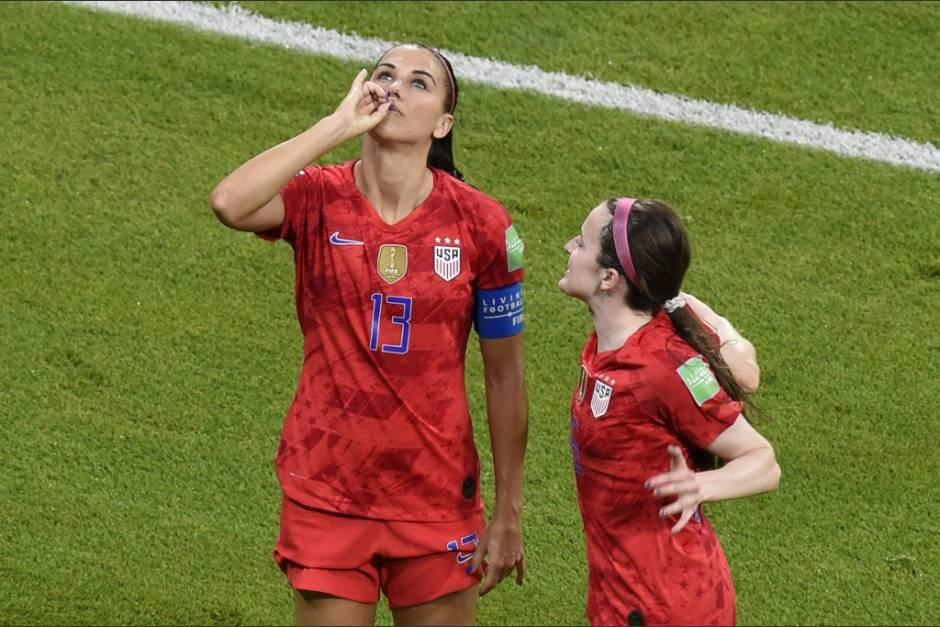 La delantera de la selección femenil estadounidense, Alex Morgan, aclaró que fue un homenaje a la frase "ese es el té" (Foto: AFP)