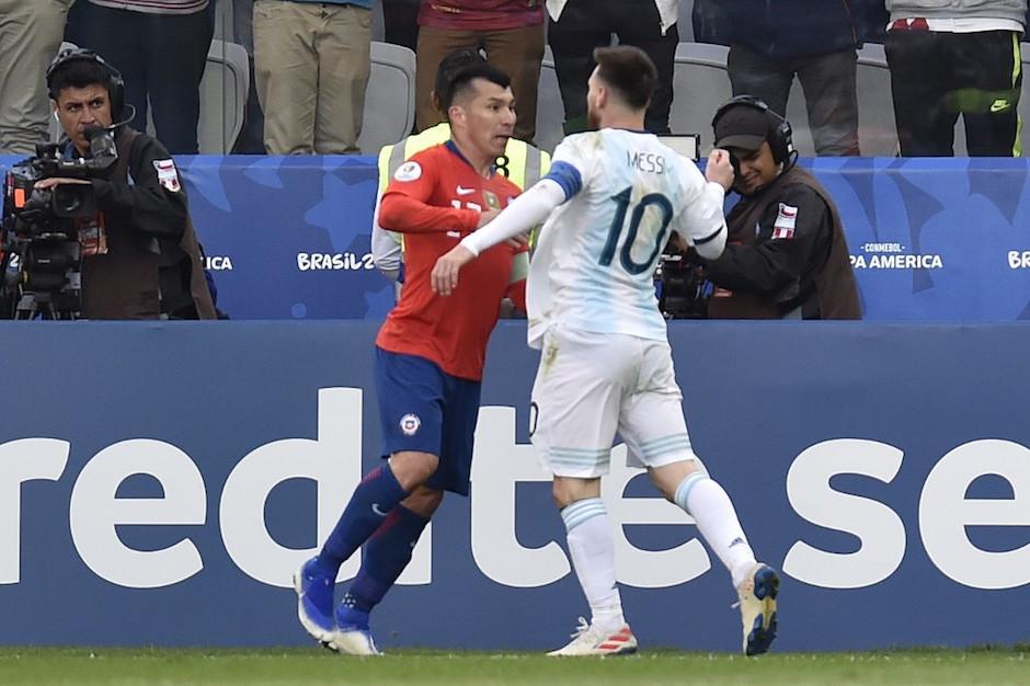 Gary Medel y Lionel Messi se fueron expulsados por encararse. (Foto: AFP)